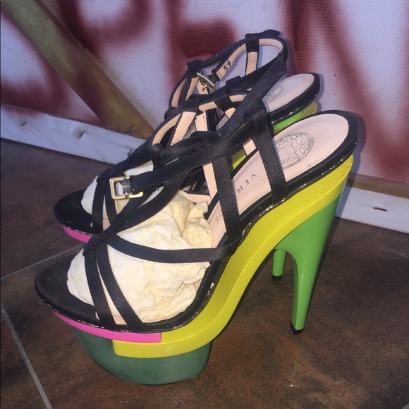 Versace strips elegant shoes - Picture 1 of 4